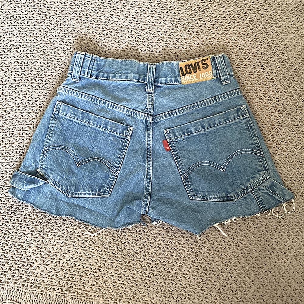 Levi’s Workwear • Raw Hem Distressed Mid-Wash Jean Shorts 🤍 - Picture 2 of 9
